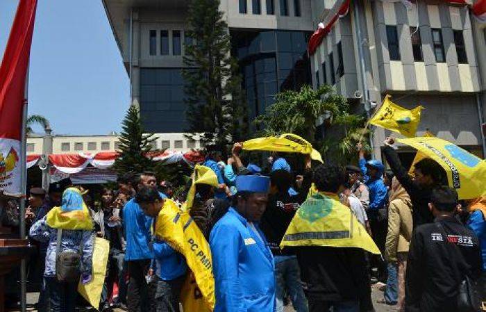 Demo Warnai Pelantikan Anggota DPRD Jatim