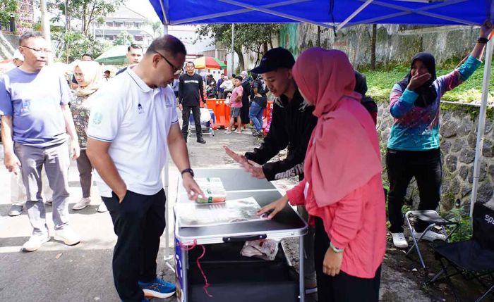 Sisa 10 Hari Menjabat, Pj Wali Kota Batu Tetap Menyapa dan Borong Jualan PKL di CFD