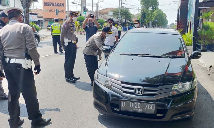 Polres Kediri Kota Periksa Kendaraan yang Masuk Kota Kediri di Check Point