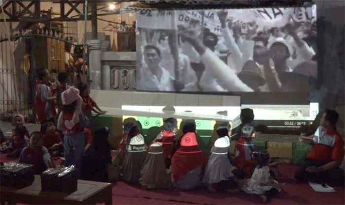 Upaya Didik Anak Cinta Indonesia, Warga Perum Pesona Permata Gading 1 Gelar Nobar Film Perjuangan