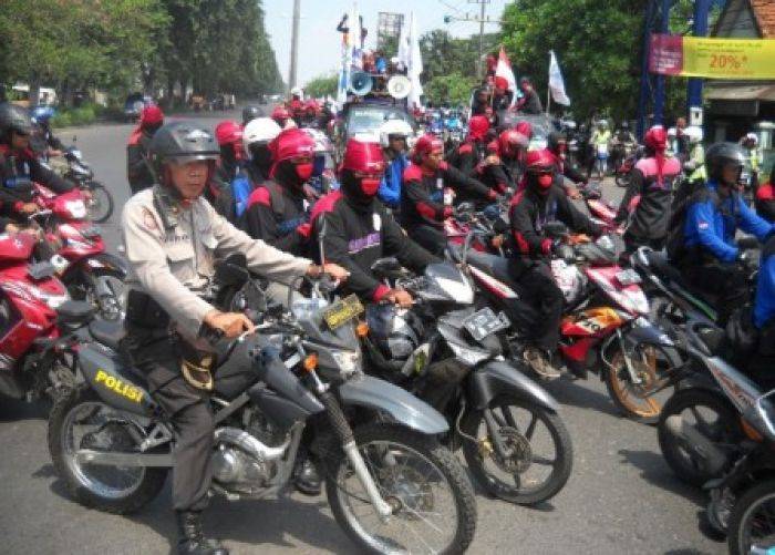 Dikawal Ketat Polisi, Buruh Tiga Kabupaten Menuju Grahadi