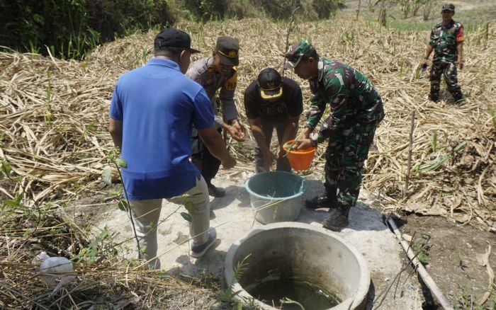 Alami Kekeringan, Dandim Ngawi bersama Stakeholder Lakukan Pengecekan Sumber Air