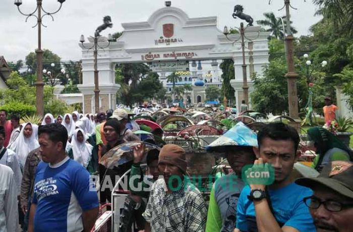 Ratusan Tukang Becak Luruk Kantor Bupati Tuban, Pergoki Bus Wisata Parkir di Pendopo