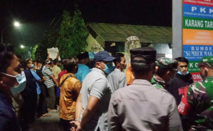 Massa Datangi Balai Desa, Pelantikan Kasi Pemerintahan Desa Munggugebang Batal