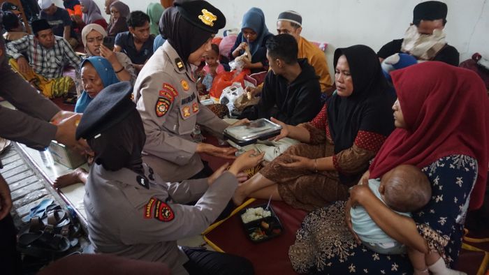 Polwan Polresta Sidoarjo Layani Keluarga Korban Musala Ambruk Ponpes Al Khoziny
