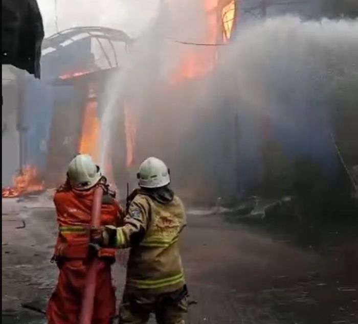 Kebakaran Hebat di Gudang Tambak Langon Surabaya, Benarkah Ada Aktivitas Pemindahan Bahan Kimia? Kebakaran Hebat di Gudang Tambak Langon Surabaya, Benarkah Ada Aktivitas Pemindahan Bahan Kimia?