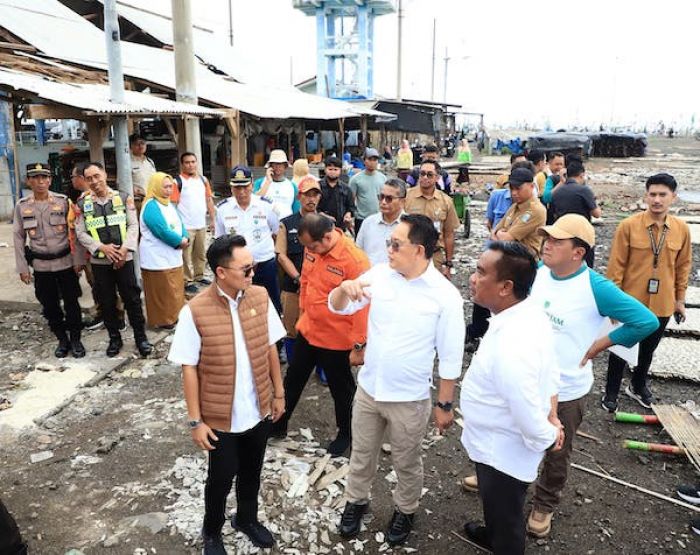 Tinjau Pesisir Pasuruan yang Terdampak Puting Beliung, Pj Gubernur Jatim Instruksikan Perbaikan