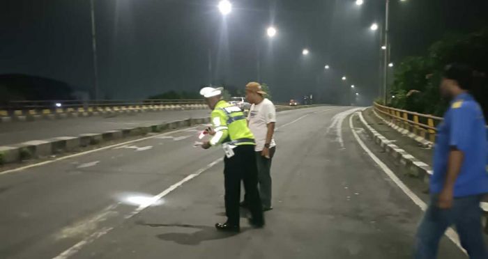 Motor Tabrak Balok Kayu, Pengendara Luka di Jalan Raya Beringin Bendo Sidoarjo