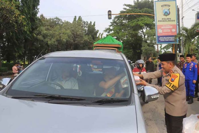 Meriahkan Ramadhan, Polres Probolinggo Bagi-bagi Takjil Sambil Buka Samsat dan Sim Keliling