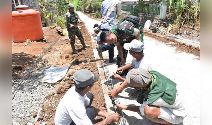 Dengan Canda, Pasiter Hilangkan Lelah Para Satgas TMMD Kodim 0818