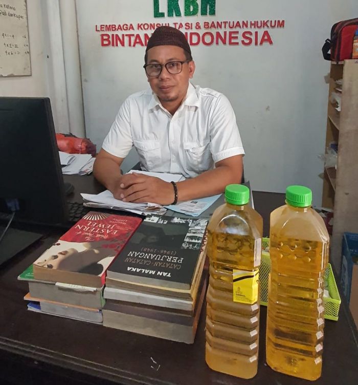 Jelang Coblosan, Warga Surabaya ini Dapat Kiriman Minyak Goreng Beserta Foto Paslon Pilgub Jatim