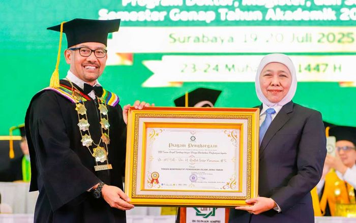 Gubernur Khofifah Raih Penghargaan Tokoh Kontributif Pendidikan Islam Jawa Timur dari UINSA