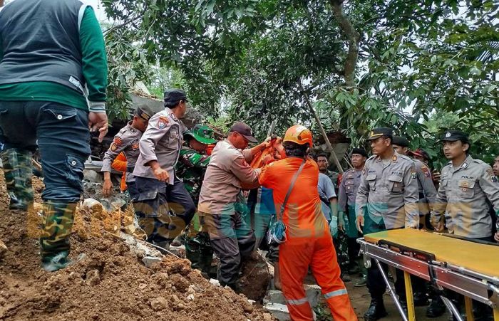 Satu Korban Longsor di Wonosalam Ditemukan Tertimbun Reruntuhan Rumah, Bocah 11 Tahun