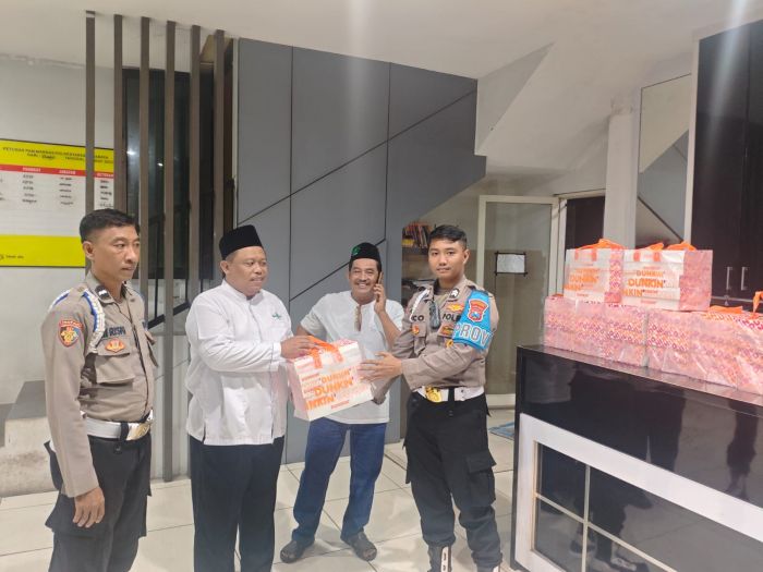 PCNU Surabaya dan Yayasan Indonesia Sejahtera Barokah Bagikan 1008 Donat Pascademo PCNU Surabaya dan Yayasan Indonesia Sejahtera Barokah Bagikan 1008 Donat Pascademo