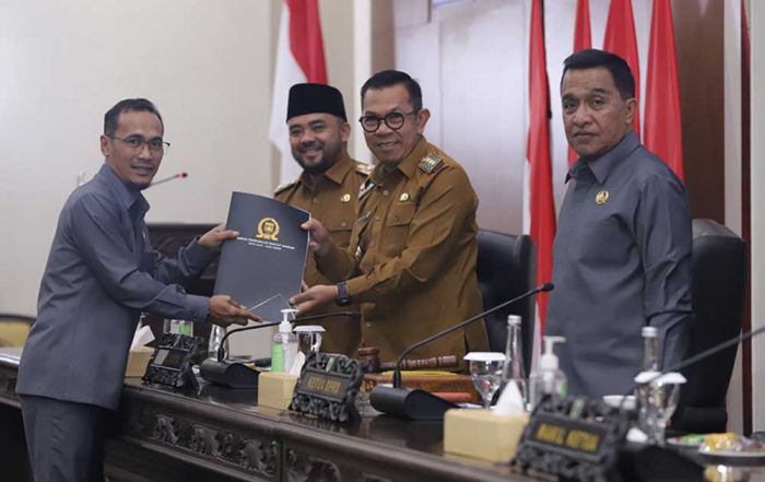 Rapat Paripurna DPRD Kota Batu Bahas Pandangan Umum Fraksi atas Raperda P-APBD 2025 Rapat Paripurna DPRD Kota Batu Bahas Pandangan Umum Fraksi atas Raperda P-APBD 2025
