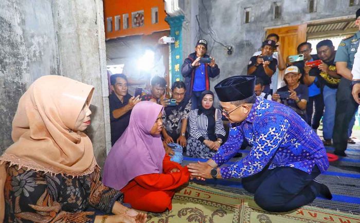 Pj Gubernur Jatim Beri Santunan untuk 5 Korban Longsor Denpasar