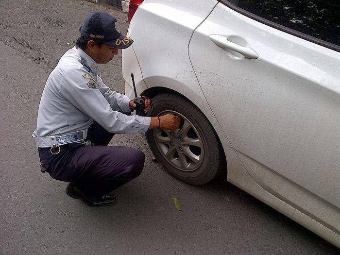 Dishub Gresik Gembosi Mobil Parkir Sembarangan