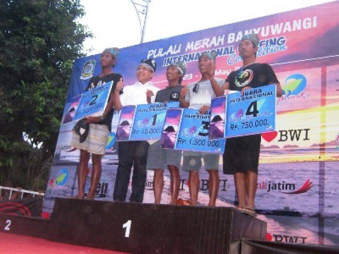 Jawara Lomba Surfing Internasional di Banyuwangi Didominasi Atlet Lokal