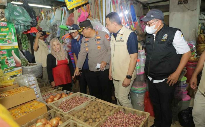 Sidak Pasar Wonokromo, Tim Satgas Pangan Polda Jatim Temukan Kecurangan Volume Minyak Goreng