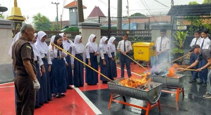  Ajak Pelajar Saksikan Pemusnahan BB Sabu, Kejari Tuban Tekankan Bahaya Narkoba