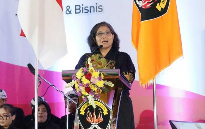 Hadiri Wisuda Universitas Kadiri, Pj Wali Kota Kediri Ajak Lulusan Berani Wirausaha