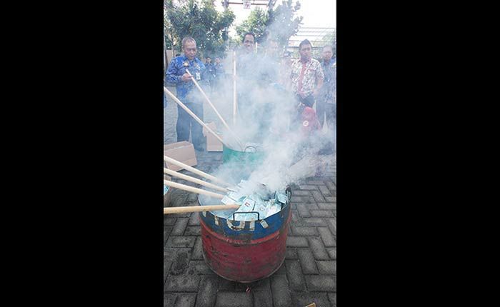 Instruksi Mendagri, Dispendukcapil Kota Madiun Musnahkan 15.552 KTP Invalid