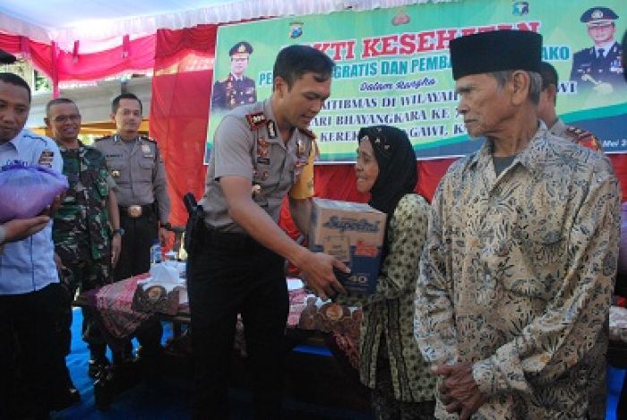 Polres Ngawi Beri Pengobatan Gratis dan Sembako pada Warga Kerek