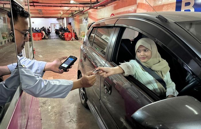 Transaksi Parkir Beralih Digital, Pemkot Surabaya Terapkan Kewajiban Bayar Nontunai