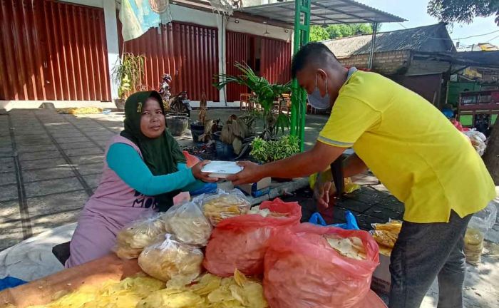 Cafe Bani And Resto Berbagi dengan Tukang Becak dan PKL di Pamekasan