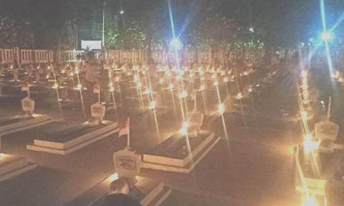 Seribu Lilin untuk Arwah Para Pejuang di Taman Makam Pahlawan Kusuma Negara Lamongan