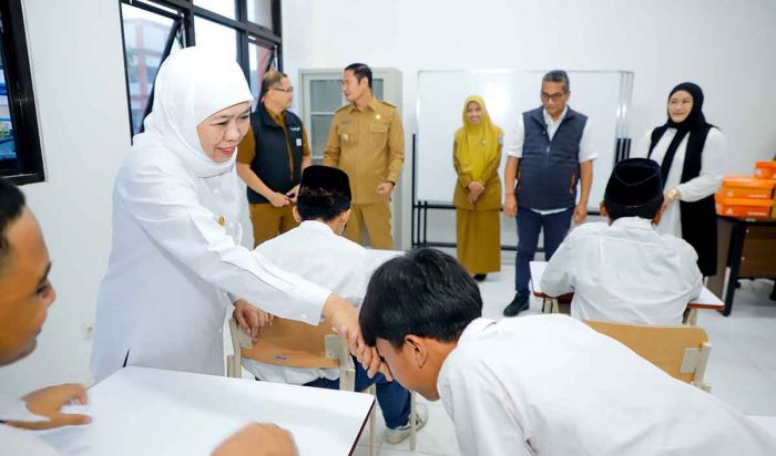 Gubernur Khofifah Bagikan Sepatu dan Tinjau Kesiapan Sekolah Rakyat di Lamongan