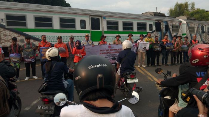 Peringati Harhubnas, KAI Daop 7 dan Dishub Kota Madiun Gelar Sosialisasi di Perlintasan Sebidang Peringati Harhubnas, KAI Daop 7 dan Dishub Kota Madiun Gelar Sosialisasi di Perlintasan Sebidang