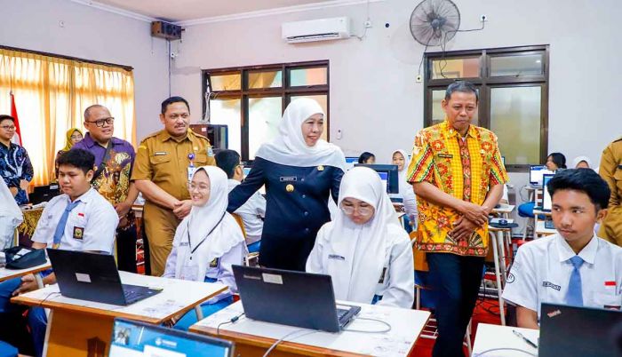 Gubernur Khofifah Minta Sekolah Pastikan Listrik dan Internet Stabil saat TKA SMA/SMK/MA
