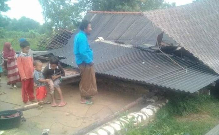 Hujan Disertai Angin Kencang di Pamekasan, Puluhan Rumah Rusak, Satu Ambruk