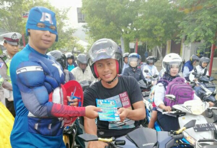 Berpakaian ala Super Hero, Polantas Pacitan Kampanyekan Keselamatan Berlalu-Lintas