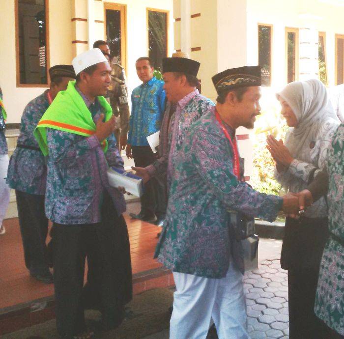 Fadeli Berangkatkan Calhaj Lamongan