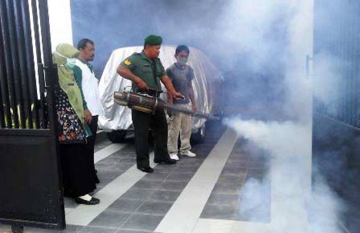 Antisipasi Wabah DBD, Dinkes Tuban Gandeng Koramil Lakukan Fogging