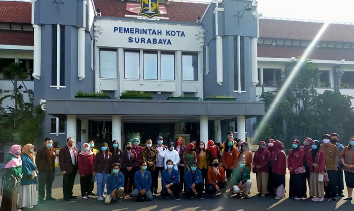​Peduli Pandemi, Puluhan Mahasiswa Kedokteran di Surabaya Jadi Relawan Covid-19