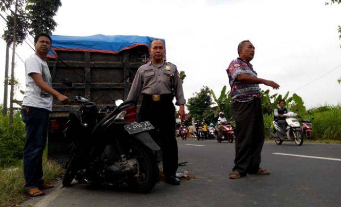 Tabrak Truk Parkir Gara-gara Main Hp, Warga Cukir Dilarikan ke Rumah Sakit