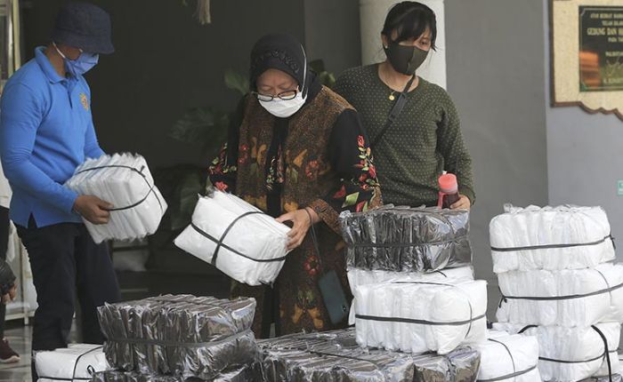 Wali Kota Risma Pimpin Pendistribusian APD ke 50 Rumah Sakit di Surabaya Wali Kota Risma Pimpin Pendistribusian APD ke 50 Rumah Sakit di Surabaya