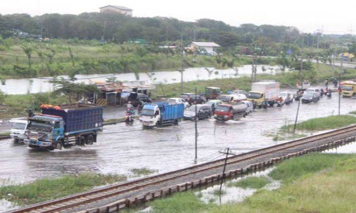 Diguyur Hujan Semalaman, Jalan Raya Porong Sidoarjo Terendam Banjir 