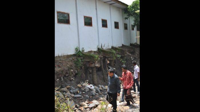 Terancam Ambrol Akibat Gerusan Air Sungai, Siswa SD di Nganjuk Diungsikan ke Balai Dusun