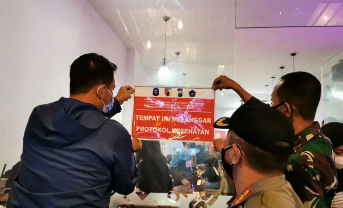 Langgar Prokes, Sejumlah Kafe di Kota Blitar Dipasang Stiker Peringatan