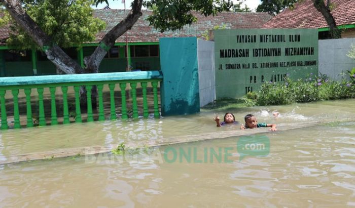 Sekolahan di Ploso Jombang Terendam Banjir, Siswa Dipulangkan Lebih Awal