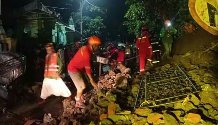 Hujan Deras Guyur Kota Malang, Tembok 2,5 Meter Timpa Emak-Emak Beserta 2 Anaknya