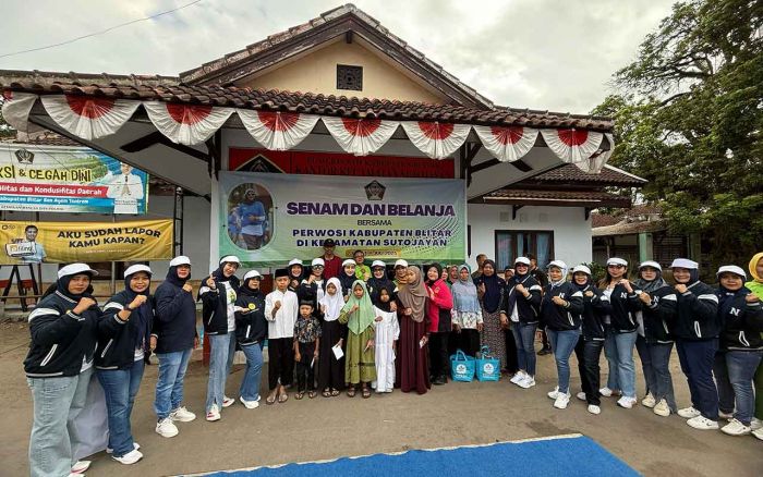 Hidupkan Perekonomian Rakyat, PERWOSI Blitar Gelar Senam dan Belanja di Pasar Tradisional Hidupkan Perekonomian Rakyat, PERWOSI Blitar Gelar Senam dan Belanja di Pasar Tradisional