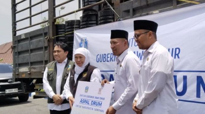 Gubernur Khofifah Serahkan Bantuan 300 Drum Aspal untuk Perbaikan Jalan Desa di Sampang