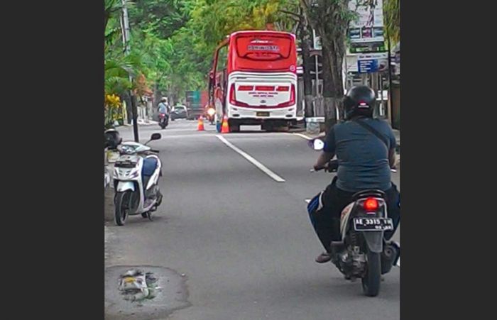 Parkir Bus Sembarangan, Biro Jasa Pariwisata di Dekat TPU Giri Sampoerna Pacitan Diprotes Warga