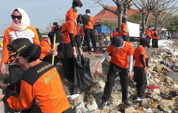 Bakti Sosial HUT Polwan ke-70: Polwan Polres Bangkalan Bersih-bersih Dermaga Kamal