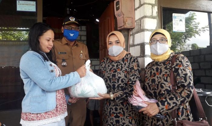 Peduli Banjir dan Covid-19, GOPTKI Lamongan Bagikan Sembako